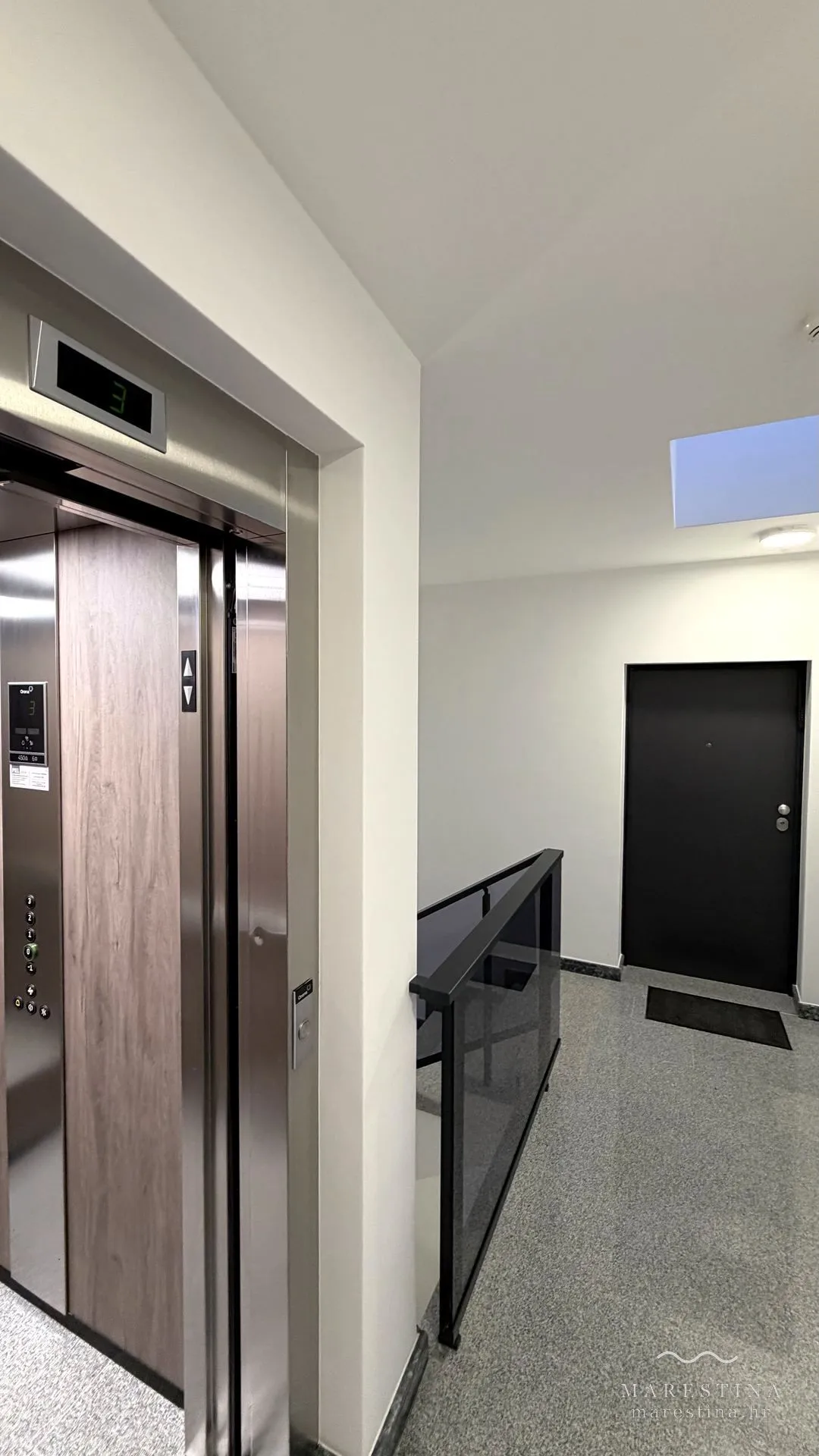 Building landing with lift and step-free access to the apartment