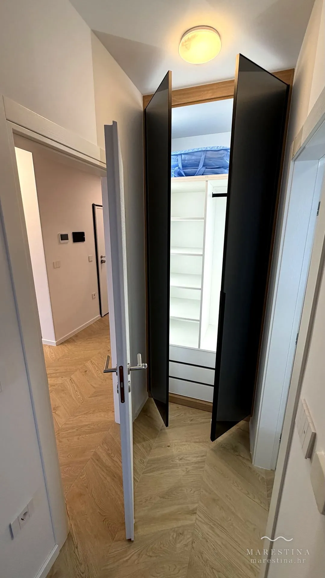 Dressing corridor off the main bedroom